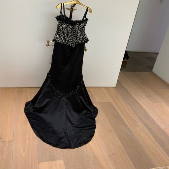 Fabulous evening gown fit for any occasion, prom wedding, gala with details - Picture 7 of 7